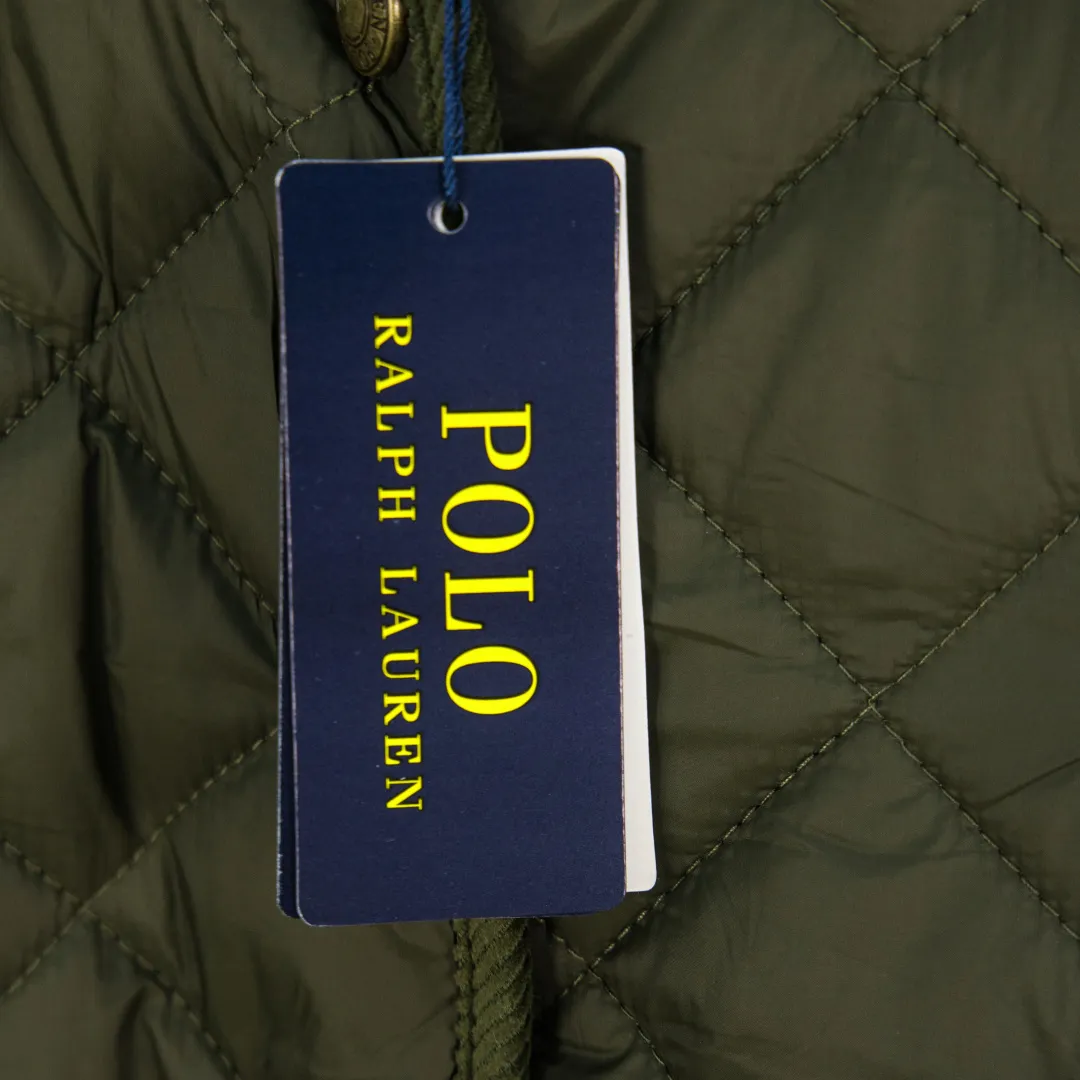 P390 zp version [Exclusive supply] Ralph Lauren/Ralph Lauren 2025aw autumn and winter popular items diamond-shaped quilted embroidered corduroy strips imitation feather jacket jacket Correct three-pocket version Slight waist design Free matching neckline ✅ Facial filling imitation feather cotton Three-in-one diamond-shaped quilted embroidery Soft and comfortable ✅ Customized double-circle brand hardware buckle back waist freely adjustable elastic design ✅ RL three-color diamond plaid cotton jacket 100% restoration Corduroy strips running through the whole body, no knots and overlaps, artificial curling, fine workmanship, highly recommended, a rare cotton jacket that does not look bloated, can be worn as an inner layer in the north, can be worn with multiple necklines, elastic waistline on the back, freely adjustable waist, matte memory technology on the face, with a cotton feel, not to be missed, highly recommended, color: black, white, gray green, khaki, navy, size: S M L XL, number: WW10947